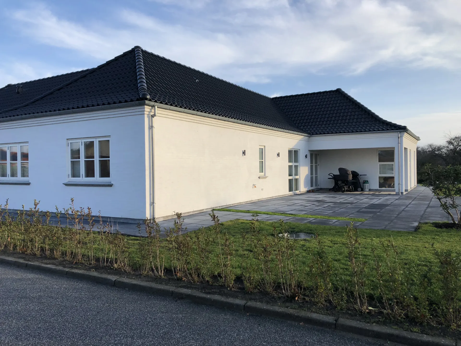 Moderne villa med kinesisk tag, vejside, Sæby — Arkitekttegnestuen Yderskov